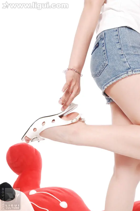 09.29 小倩与玩偶之丝袜美足 Model 小倩 - Ligui丽柜